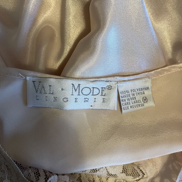 Val Mode Vintage Lingerie Nightgown Lace Trimmed Pearl Buttons Satin Size M - Picture 5 of 5